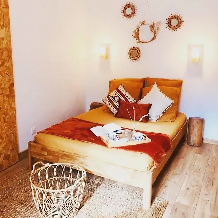 Hotes De Maia D'hotes Bed and Breakfast